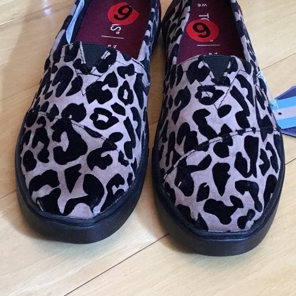 Tom’s loafers, slip on shoes. Black flocked leopard print, women’s size 6. NWT - Picture 6 of 16